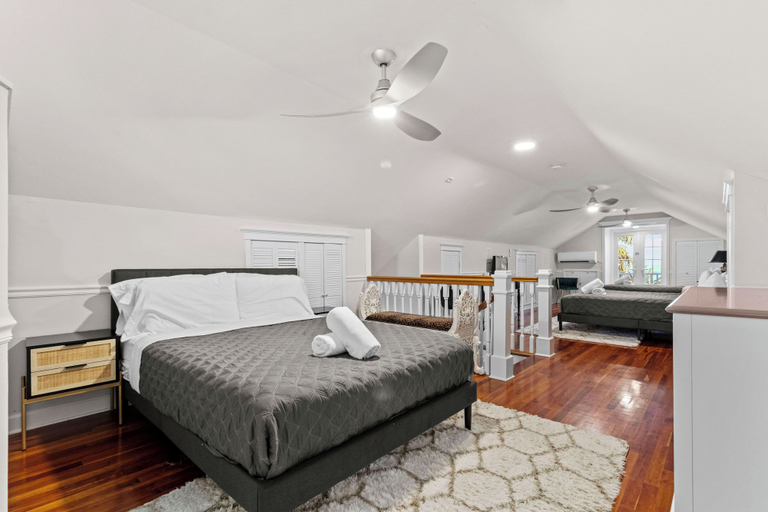 Room 5, Luxe Beachfront Villa, Monroe