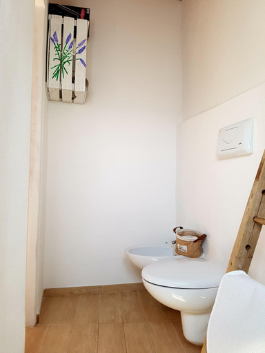 Bathroom 3, View & Wine Room, Asti