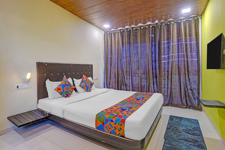 Room 4, FabHotel Aaryras Heritage Resort, Satara
