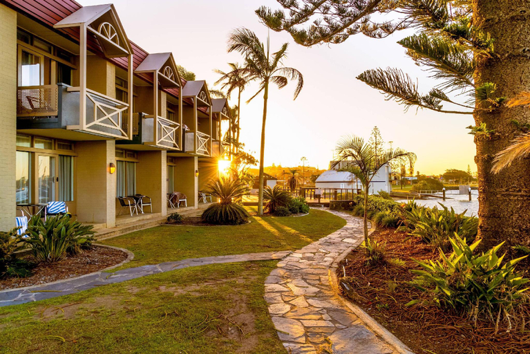 Exterior & Views