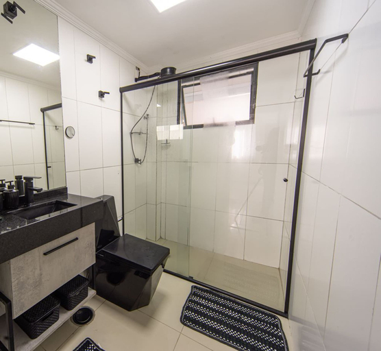 Room 5, Apto com Churrasqueira e Vaga a 200m da Praia, Guarujá