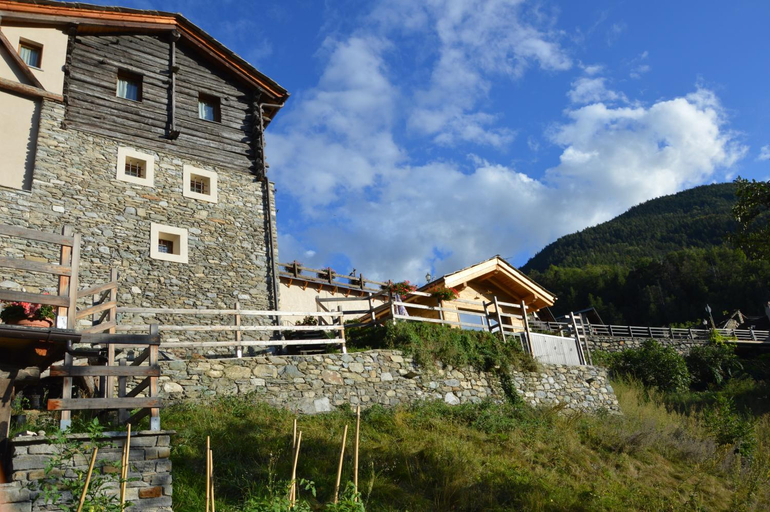 Exterior & Views