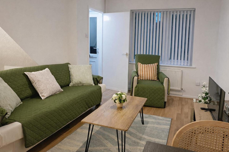 Living area 5, 2 Bed Home - Parking for 2, Wifi & Garden, Nottingham
