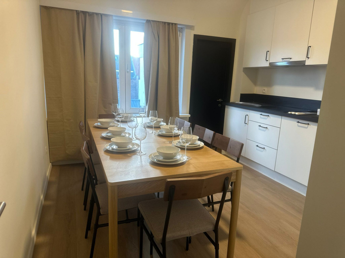 Private kitchen 5, Stylish 3BR With 1LR Apt Near to Center, Oost-Vlaanderen