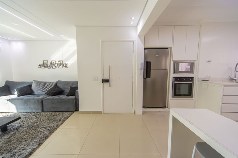 Room 4, Apto com Churrasqueira e Vaga a 200m da Praia, Guarujá