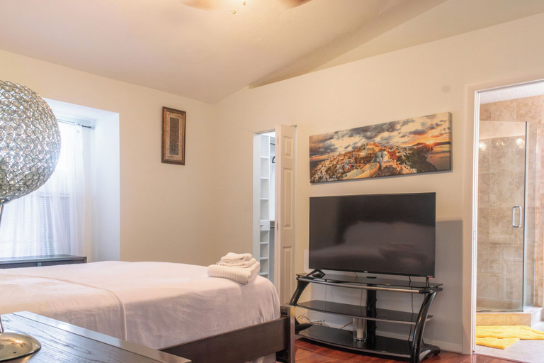 Room 3, Port St. Lucie Poolside Oasis, Saint Lucie