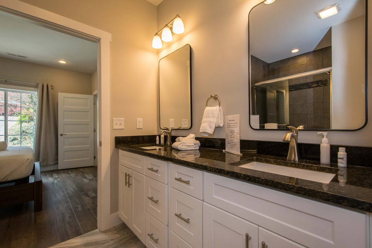 Room 3, Modern Upper Retreat w Free Tix Deck 2 Suites, Henderson