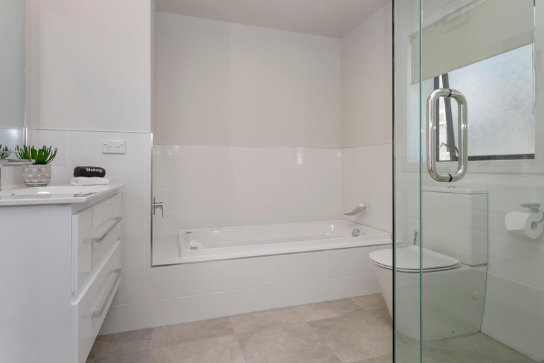 Bathroom 4, Acacia Lake View Motel, Taupo