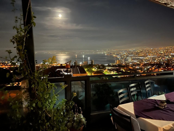 Outdoor dining, Apart hotel JaguiHaus, Valparaíso