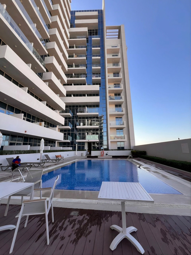 Pool, Walk to Metro l Modern w 1BR & 2 Baths, Dubai