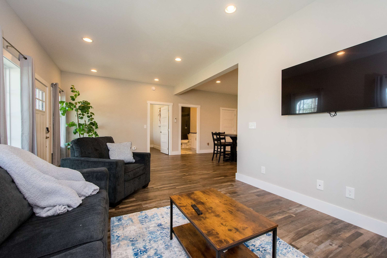 Room 5, Hendersonville Duplex Sleeps 8 Free Tix, Henderson