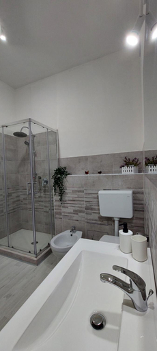 Bathroom 3, La Maison de Cavour, Catania