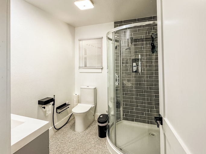 Bathroom 5, The Houston Oasis - Urban Luxury, Houston