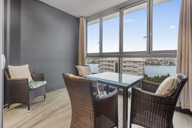 Balcony 4, Stylish Apartment With Balcony and Pool, Hamilton