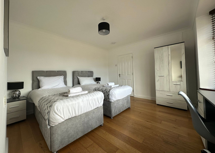Room 3, Spacious 5 Bedroom With 4 Baths Off-road Parking, Peterborough