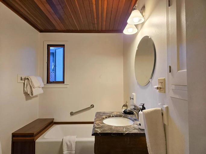 Bathroom 4, Anderson Valley Inn, Mendocino
