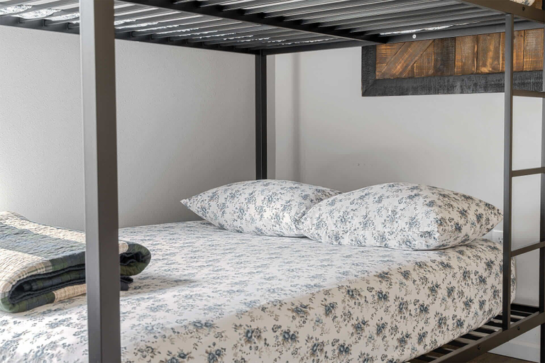 Room 5, Trolly Inn Hot Tub, Walkable, Taney