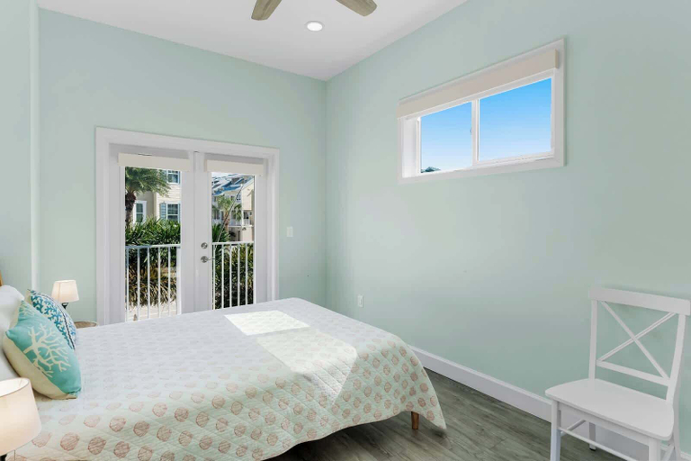 Room 2, 4B Balcony Beachfront Access to Indian Rocks Beach, Pinellas