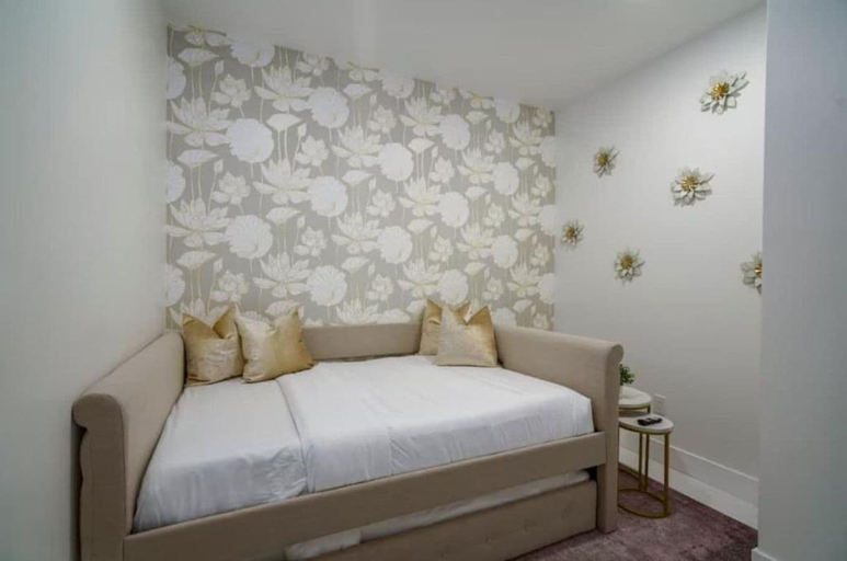 Room 5, Luxury 5BR Villa Steps from the Beach, Broward
