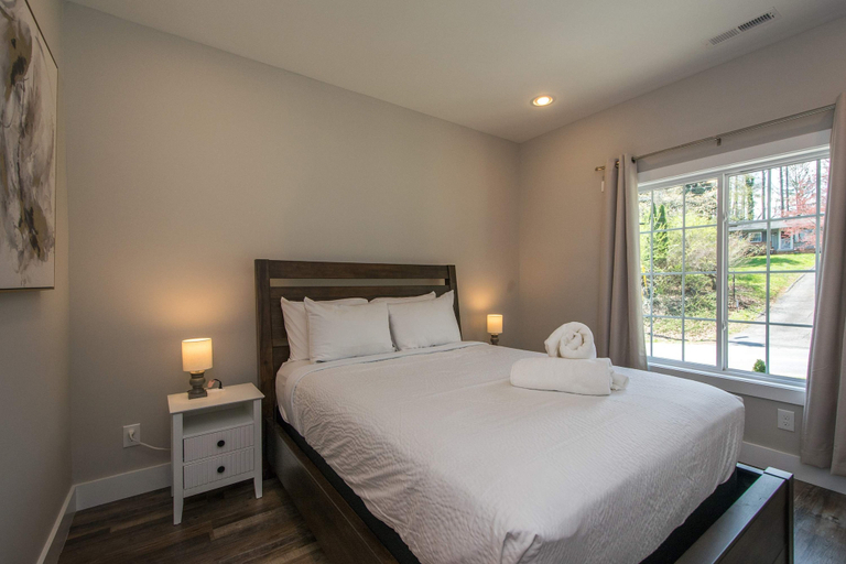 Room 5, Modern Upper Retreat w Free Tix Deck 2 Suites, Henderson