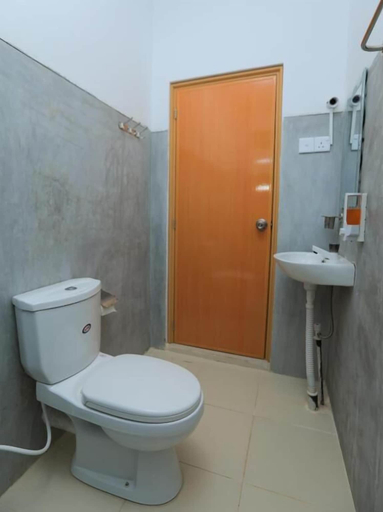 Bathroom, Trinco Star Cabana, Trincomalee Town and Gravets