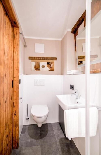Bathroom 4, H M Boarding Houses, Nürnberger Land