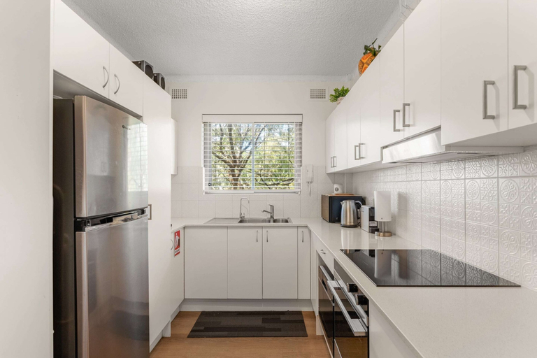 Private kitchen, South Cronulla Apt Steps to Surf & Ocean Pools, Sutherland Shire - East