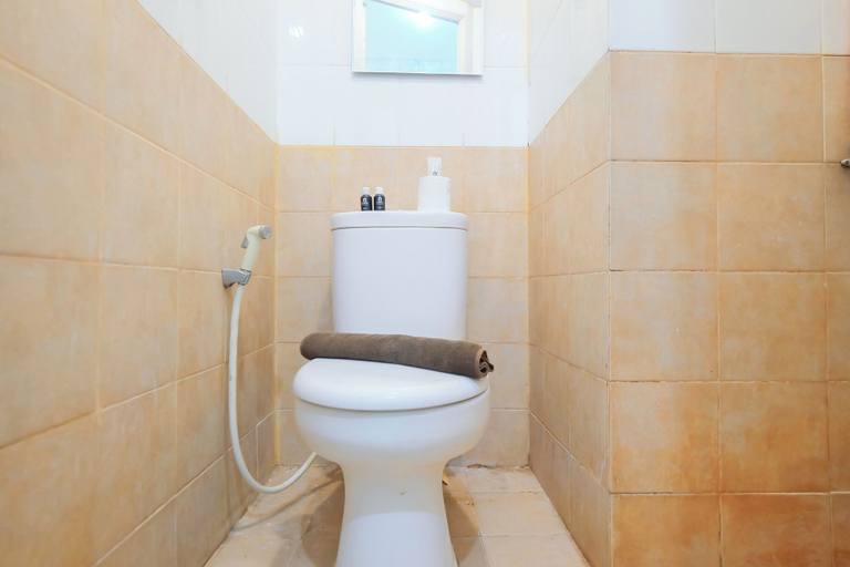 Bathroom 3, Nice And Strategic Studio At Apartment Green Pramuka City, Jakarta Pusat