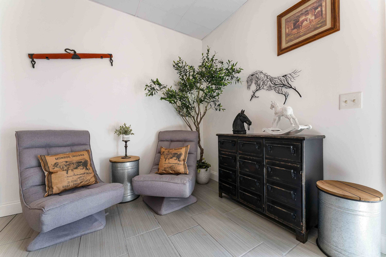 Room 2, Dog Friendly Farmhouse w Pool Hot Tub Fire Pit, Monroe