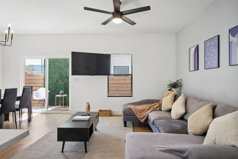 Living room 4, Stylish Downtown Retreat Near the Alamodome, Bexar