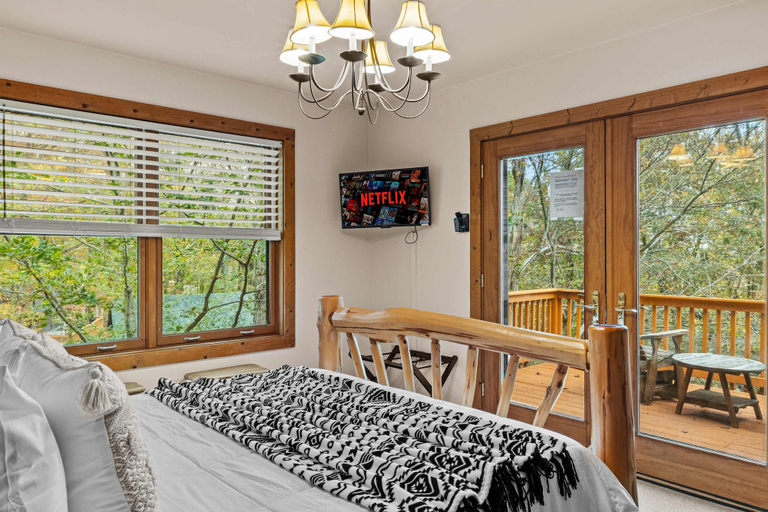 Room 5, Fam-friendly Cabin Mins 2 Beach Ski w Hot Tub, Carbon