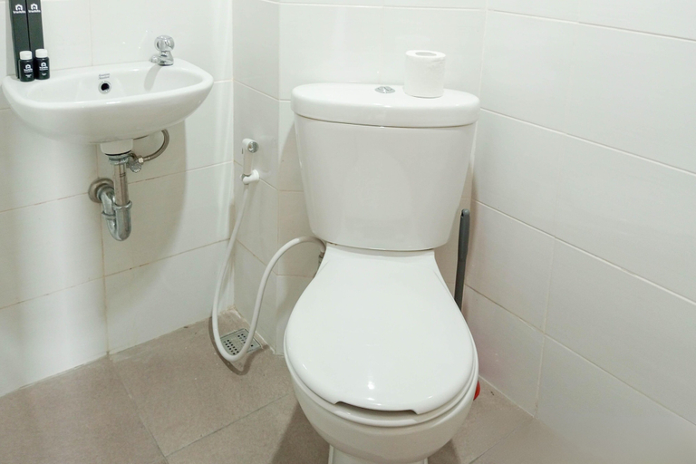 Bathroom, Pleasurable And Tidy Studio At The Alton Apartment, Semarang