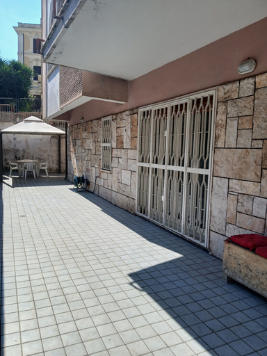 Outdoor dining, Perry Guest House, Roma