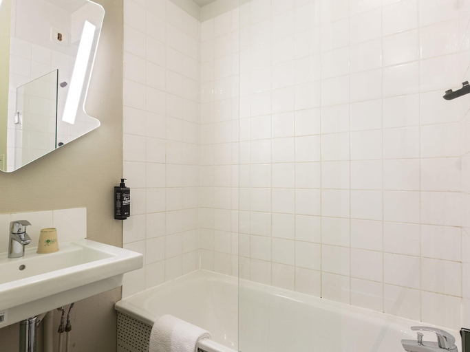 Bathroom 3, Ibis budget Bourgoin Jallieu Centre, Isère