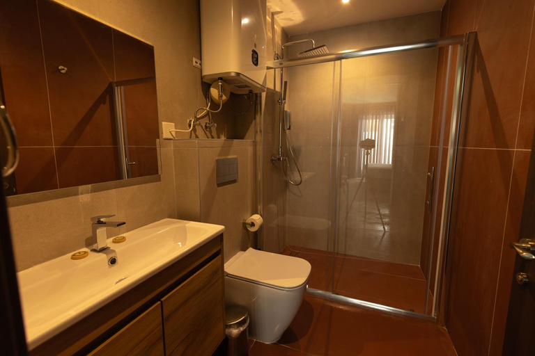 Bathroom 2, Lokali Rooms