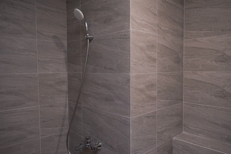 Bathroom 4, Deluxe 1Br Apartment Collins Boulevard, Tangerang