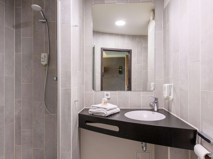 Bathroom 5, B&B Hotel Schweinfurt-Süd, Schweinfurt