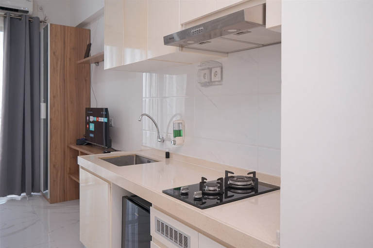 Private kitchen, Cozy And Best Location Studio At Sky House Bsd Apartment, Tangerang