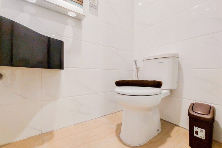 Bathroom 4, Gorgeous And Homey Studio Sky House Alam Sutera Apartment, Tangerang