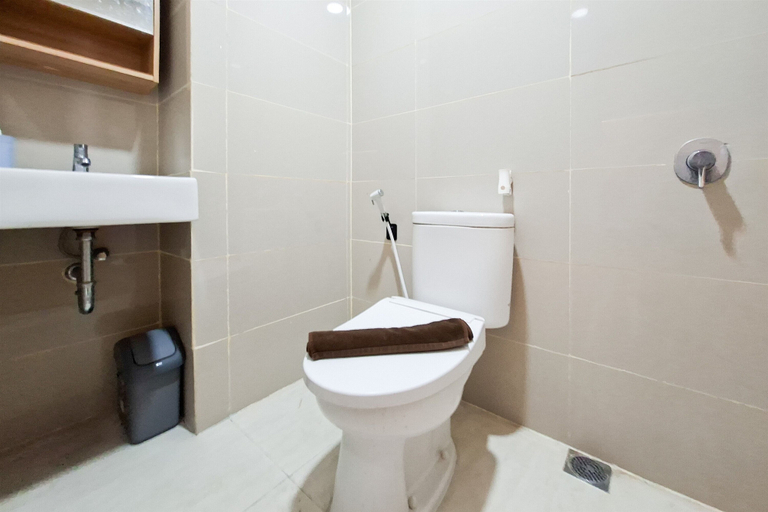 Bathroom 2, Functional Studio With Murphy Bed At B Residence, Tangerang