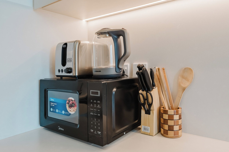 Microwave, PVH - Refined 2BR - Island Park 2, Dubai