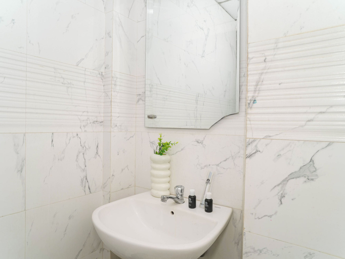Bathroom 5, Pleasant 2Br For 4 Pax At Mediterania Palace Residence, Jakarta Pusat