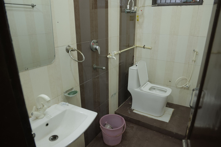 Bathroom 3, PR Guest House, Mathura