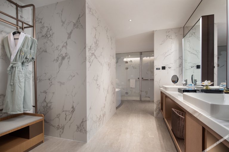 Bathroom 5, Hampton by Hilton Shenzhen Futian Port, Shenzhen