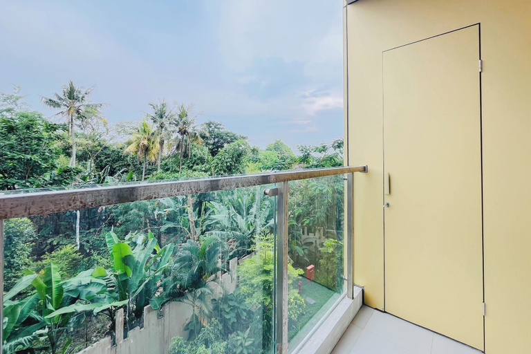 Balcony 4, Delightful Studio Space At Apartment Patraland Amarta, Sleman