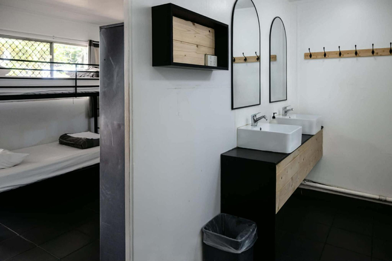 Bathroom, Nomads Noosa Backpackers Hostel, Noosa - Noosa-Noosaville
