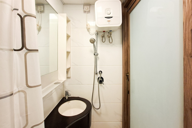Bathroom 5, White Tone Studio For 2 Pax At Sky House Bsd Apartment, Tangerang Selatan