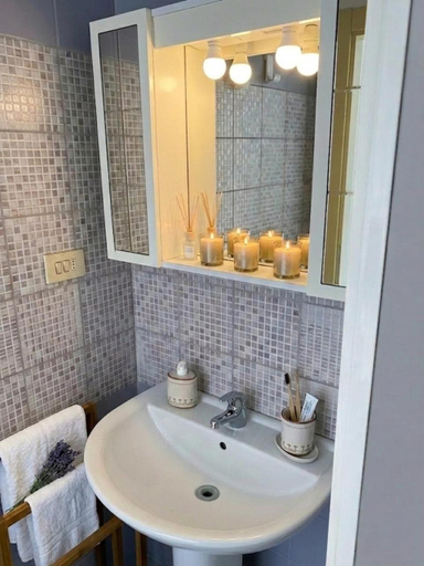 Bathroom 2, Mercanti, Taranto