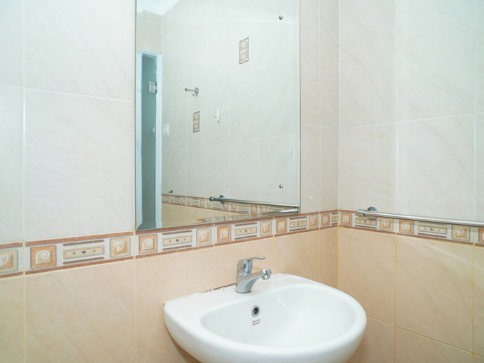 Bathroom 5, Stylish 3Br For 6 Pax At Puri Garden Apartment, Jakarta Barat