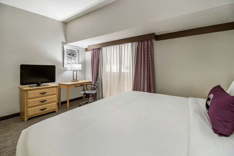 Bedroom 3, Clarion Hotel Jackson Northwest, Madison
